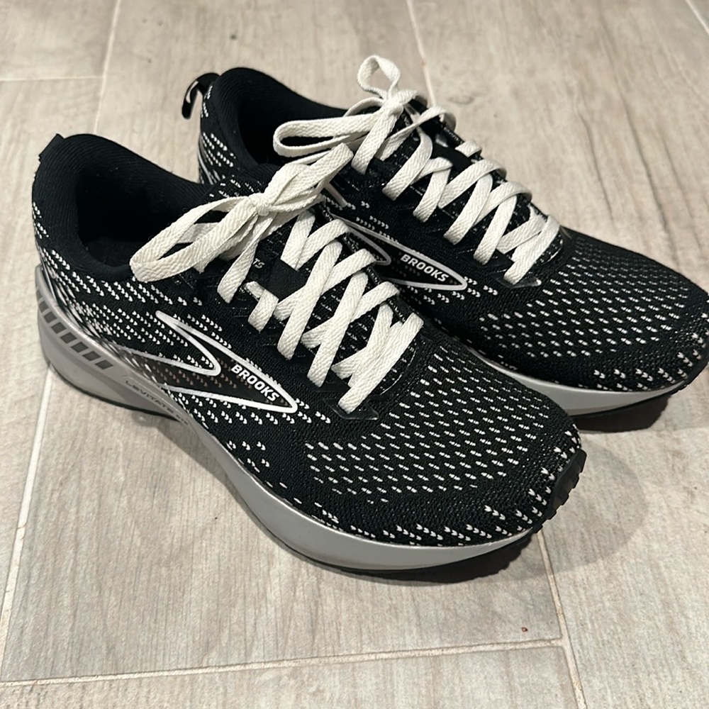 Brooks running sneakers, brand new without tags